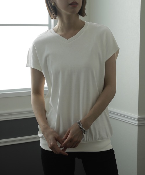 ElegChic(エレグシック)の「コットンフレンチVネックTシャツ(Tシャツ/カットソー・レディース・ピンクベージュ/オフホワイト/ブラック・LL/M/XXL)」の2枚目の写真