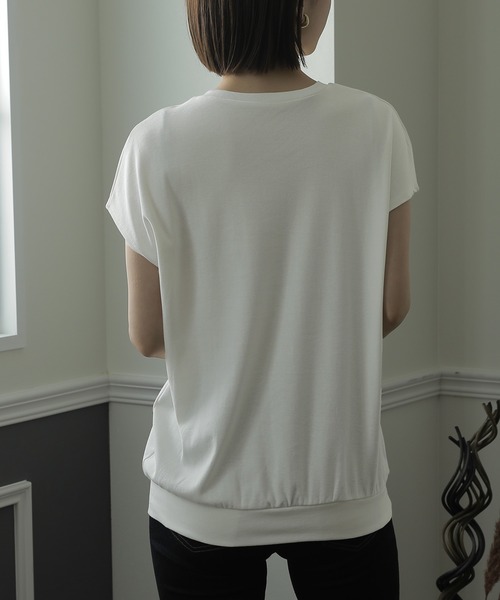 ElegChic(エレグシック)の「コットンフレンチVネックTシャツ(Tシャツ/カットソー・レディース・ピンクベージュ/オフホワイト/ブラック・LL/M/XXL)」の4枚目の写真