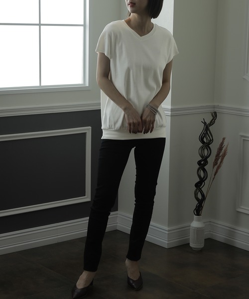 ElegChic(エレグシック)の「コットンフレンチVネックTシャツ(Tシャツ/カットソー・レディース・ピンクベージュ/オフホワイト/ブラック・LL/M/XXL)」の15枚目の写真