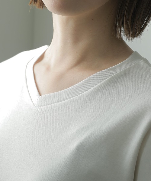 ElegChic(エレグシック)の「コットンフレンチVネックTシャツ(Tシャツ/カットソー・レディース・ピンクベージュ/オフホワイト/ブラック・LL/M/XXL)」の5枚目の写真