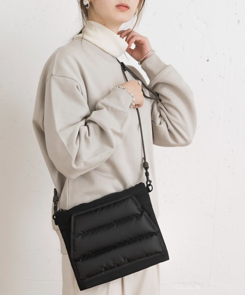 URBAN RESEARCH(アーバンリサーチ)の「グリーンダウンサコッシュ(ショルダーバッグ・レディース・ライトグレー/ブラック/カーキ・ONE)」の2枚目の写真