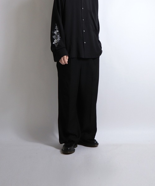 Confirm（コンファーム）の「Confirm / コンファーム イージーワイドフレアパンツ（スラックス・メンズ・アイボリー/ブラック・M/L）」の8枚目の写真