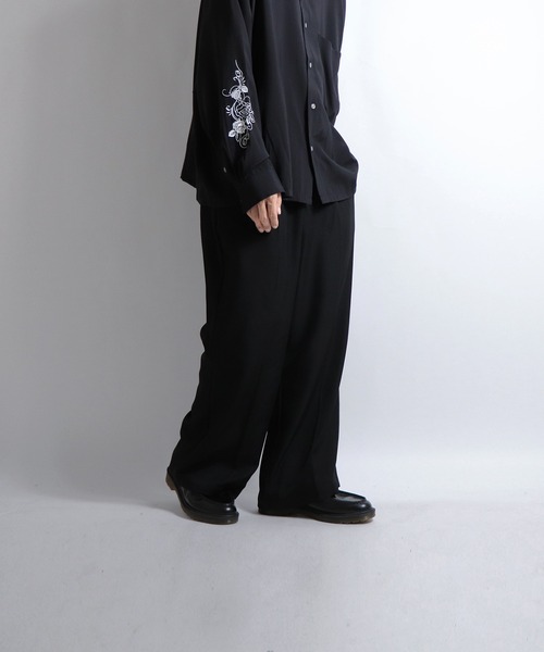 Confirm（コンファーム）の「Confirm / コンファーム イージーワイドフレアパンツ（スラックス・メンズ・アイボリー/ブラック・M/L）」の12枚目の写真