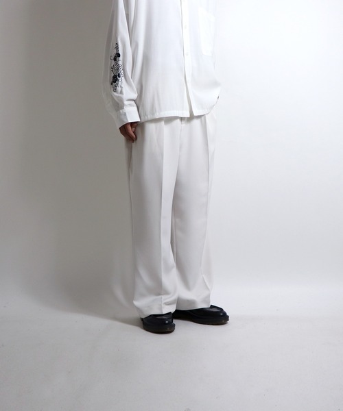 Confirm（コンファーム）の「Confirm / コンファーム イージーワイドフレアパンツ（スラックス・メンズ・アイボリー/ブラック・M/L）」の3枚目の写真