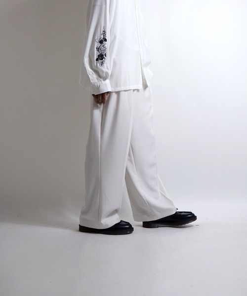 Confirm（コンファーム）の「Confirm / コンファーム イージーワイドフレアパンツ（スラックス・メンズ・アイボリー/ブラック・M/L）」の5枚目の写真