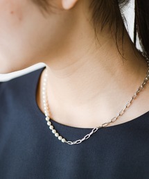 コーデの物足りなさを解消！合わせやすいのにこなれて見えるチェーンとプラパールのコンビネックレス