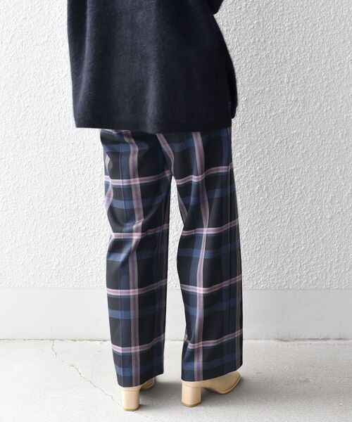 SHIPS(シップス)の「〈手洗い可能〉カラーチェックセミワイドパンツ◆(その他パンツ・レディース・ベージュ/ネイビー・34/36/38/40)」の17枚目の写真