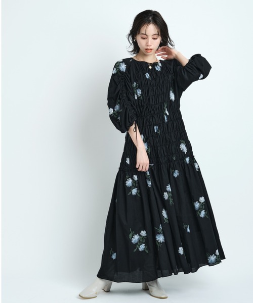 未使用品 CADUNE 刺繍シャーリングワンピース 黒 ブラック 花柄 洗える CADUNE(カデュネ)の「刺繍シャーリングワンピース(ワンピース