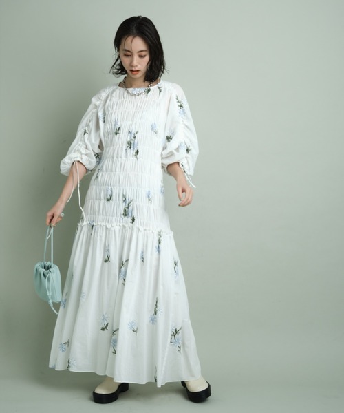 未使用品 CADUNE 刺繍シャーリングワンピース 黒 ブラック 花柄 洗える CADUNE（カデュネ）の「刺繍シャーリングワンピース（ワンピース