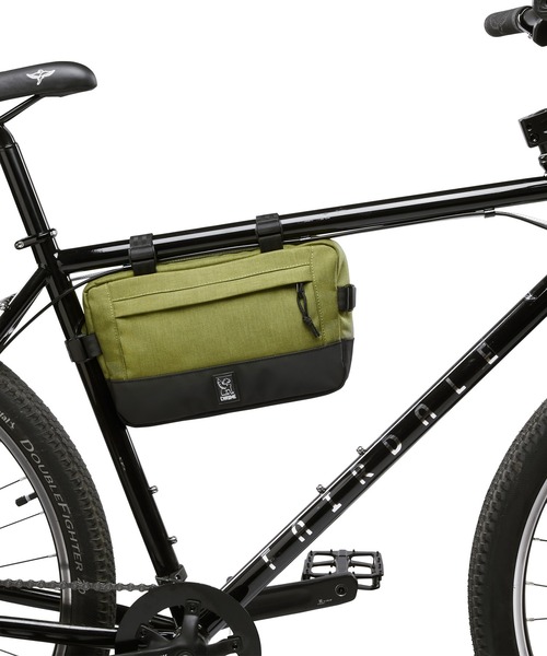 CHROME（クローム）の「［ CHROME / クローム ］DOUBLETRACK FRAME BAG MD / ダブルトラック フレーム バッグ ミディアム 耐水 4L 自転車バッグ ショルダーバッグ（ボディバッグ/ウエストポーチ・メンズ・ブラック/オリーブ・FREE）」の2枚目の写真