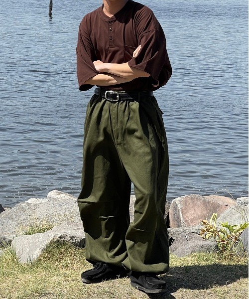 kutir（クティール）の「ヘンリーネック無地ポケットTシャツ（Tシャツ/カットソー・メンズ・ボルドー/オフホワイト/ブラック/グリーン/ブラウン/カーキ・MEDIUM/LARGE）」の4枚目の写真