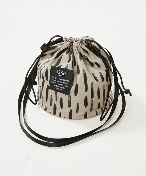 FREAK'S STORE(フリークスストア)の「KiU x FREAK'S STORE/キウ×フリークスストア 300D DRAWSTRING BAG(ショルダーバッグ・レディース・ベージュ/オリーブ・ONE SIZE)」の2枚目の写真