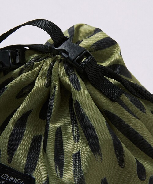 FREAK'S STORE(フリークスストア)の「KiU x FREAK'S STORE/キウ×フリークスストア 300D DRAWSTRING BAG(ショルダーバッグ・レディース・ベージュ/オリーブ・ONE SIZE)」の4枚目の写真