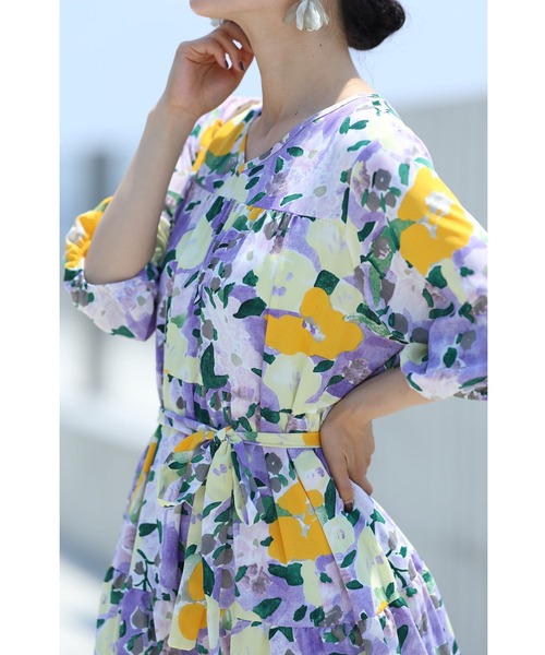 cawaii(カワイイ)の「(ベルト付き)黄色の花咲く一目惚れ水彩画ロングワンピース(ワンピース・レディース・パープル・FREE)」の13枚目の写真