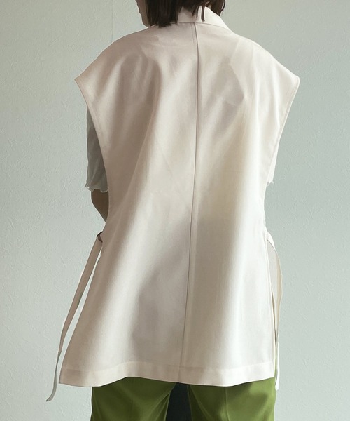 w closet（ダブルクローゼット）の「サイドベルトテーラードジレ（ベスト・レディース・アイボリー/グレイッシュベージュ/ダークベージュ・FREE）」の10枚目の写真