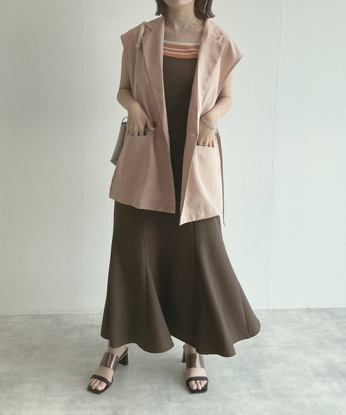 w closet（ダブルクローゼット）の「サイドベルトテーラードジレ（ベスト・レディース・アイボリー/グレイッシュベージュ/ダークベージュ・FREE）」の13枚目の写真