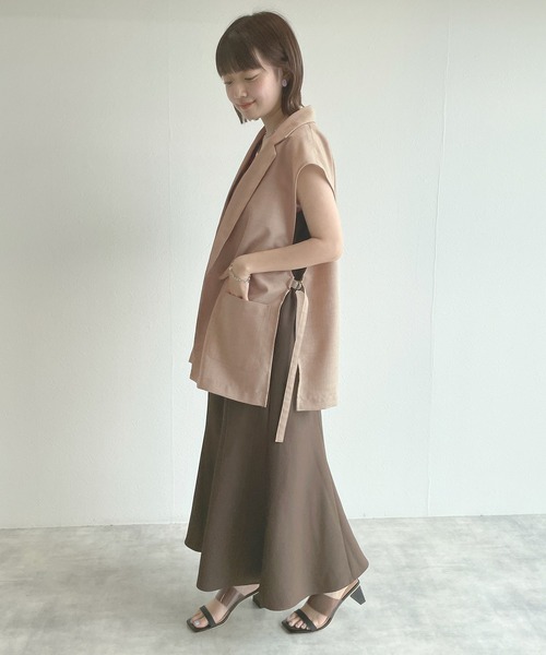 w closet（ダブルクローゼット）の「サイドベルトテーラードジレ（ベスト・レディース・アイボリー/グレイッシュベージュ/ダークベージュ・FREE）」の19枚目の写真