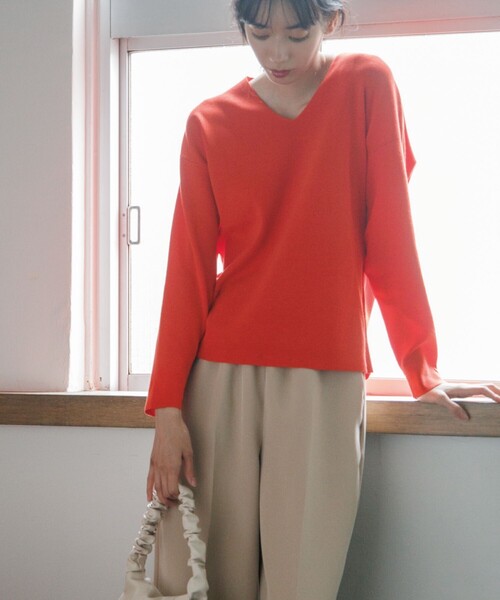 OPAQUE.CLIP（オペークドットクリップ）の「◆シルキーウールMIX Vネックニット【WEB限定カラー】（ニット/セーター・レディース・ブラック/オフホワイト/ダークオレンジ/ベージュ系8/ブルー/イエロー/ダークブラウン・36/38/40/42）」の9枚目の写真