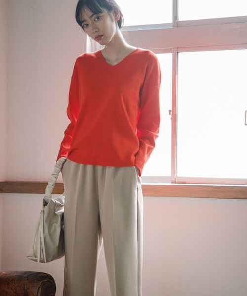 OPAQUE.CLIP（オペークドットクリップ）の「◆シルキーウールMIX Vネックニット【WEB限定カラー】（ニット/セーター・レディース・ブラック/オフホワイト/ダークオレンジ/ベージュ系8/ブルー/イエロー/ダークブラウン・36/38/40/42）」の11枚目の写真