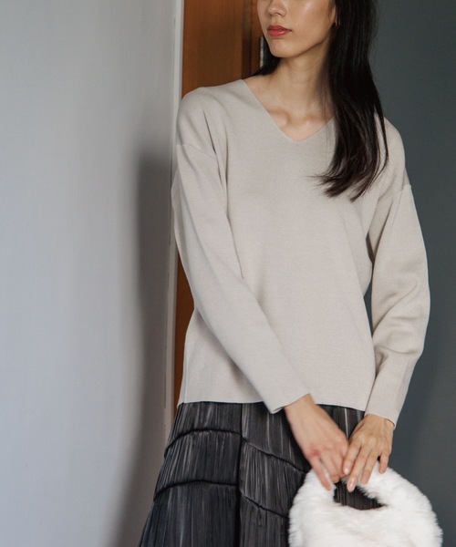 OPAQUE.CLIP（オペークドットクリップ）の「◆シルキーウールMIX Vネックニット【WEB限定カラー】（ニット/セーター・レディース・ブラック/オフホワイト/ダークオレンジ/ベージュ系8/ブルー/イエロー/ダークブラウン・36/38/40/42）」の4枚目の写真