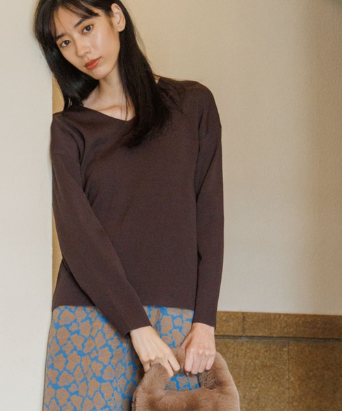 OPAQUE.CLIP（オペークドットクリップ）の「◆シルキーウールMIX Vネックニット【WEB限定カラー】（ニット/セーター・レディース・ブラック/オフホワイト/ダークオレンジ/ベージュ系8/ブルー/イエロー/ダークブラウン・36/38/40/42）」の3枚目の写真