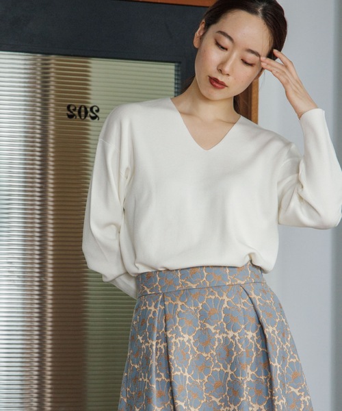 OPAQUE.CLIP（オペークドットクリップ）の「◆シルキーウールMIX Vネックニット【WEB限定カラー】（ニット/セーター・レディース・ブラック/オフホワイト/ダークオレンジ/ベージュ系8/ブルー/イエロー/ダークブラウン・36/38/40/42）」の2枚目の写真