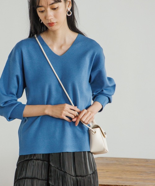 OPAQUE.CLIP（オペークドットクリップ）の「◆シルキーウールMIX Vネックニット【WEB限定カラー】（ニット/セーター・レディース・ブラック/オフホワイト/ダークオレンジ/ベージュ系8/ブルー/イエロー/ダークブラウン・36/38/40/42）」の5枚目の写真