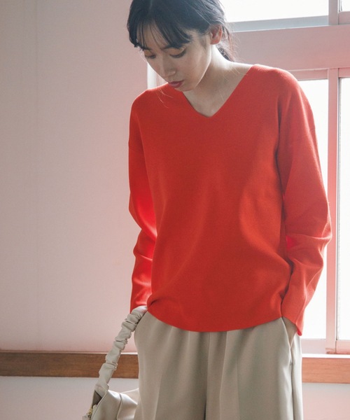 OPAQUE.CLIP（オペークドットクリップ）の「◆シルキーウールMIX Vネックニット【WEB限定カラー】（ニット/セーター・レディース・ブラック/オフホワイト/ダークオレンジ/ベージュ系8/ブルー/イエロー/ダークブラウン・36/38/40/42）」の7枚目の写真