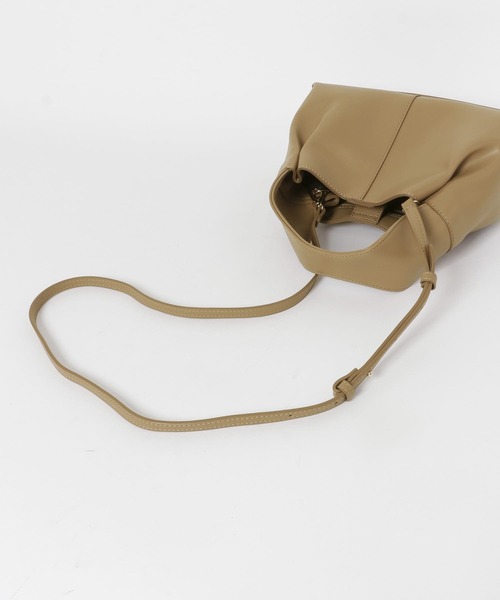 URBAN RESEARCH(アーバンリサーチ)の「ワンハンドル2WAYタックバッグ(ハンドバッグ・レディース・ベージュ/ブラック・-)」の6枚目の写真