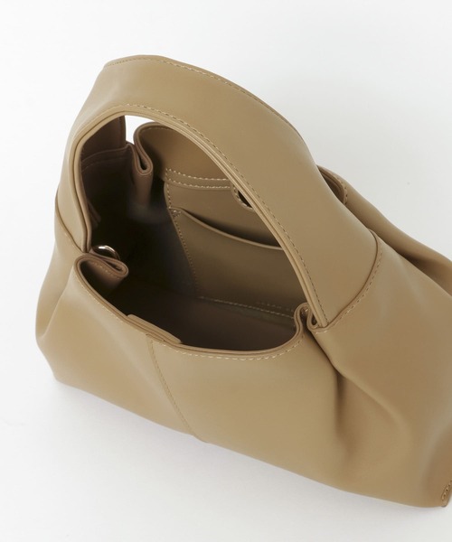 URBAN RESEARCH(アーバンリサーチ)の「ワンハンドル2WAYタックバッグ(ハンドバッグ・レディース・ベージュ/ブラック・-)」の13枚目の写真