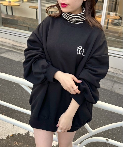 OLIVE des OLIVE（オリーブデオリーブ）の「ワンポイント刺繍チュニックスウェット（スウェット・レディース・オートミール/オフホワイト/ブラック・FREE）」の2枚目の写真