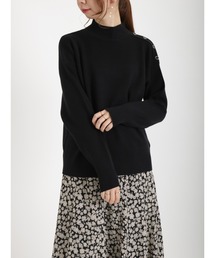 肩ボタンハイネックニット