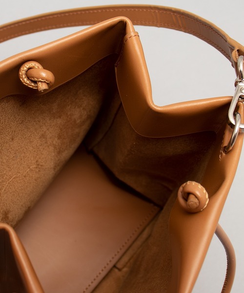 UNKNOWN PRODUCTS（アンノウンプロダクツ）の「【 UNKNOWN PRODUCTS / アンノウンプロダクツ 】 LEATHER PAPER SHOULDER BAG LOGO MINI / レザーペーパーショルダーバッグ  ミニ（ショルダーバッグ・レディース・ブラック/ブルー/イエロー/オレンジ/ミント/ホワイト/グリーン/ブラウン/レッド/ライトベージュ/ライム/マジェンタ・FREE）」の15枚目の写真