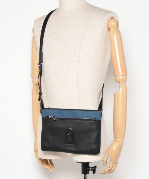 FURLA(フルラ)の「MAN URBAN CROSSBODY POUCH(ショルダーバッグ・メンズ・ブルー系その他・ONE SIZE)」の4枚目の写真