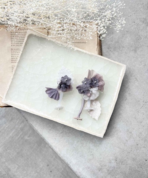 m.soeur（エムスール）の「リーフとスイートピーのピアス（ピアス（両耳用）・レディース・ブラック/ホワイト/グレー・FREE）」の3枚目の写真