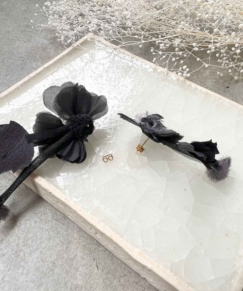 m.soeur（エムスール）の「リーフとスイートピーのピアス（ピアス（両耳用）・レディース・ブラック/ホワイト/グレー・FREE）」の6枚目の写真