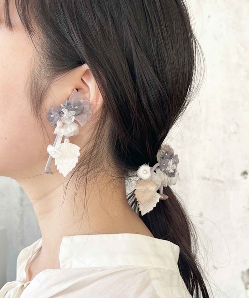 m.soeur（エムスール）の「リーフとスイートピーのピアス（ピアス（両耳用）・レディース・ブラック/ホワイト/グレー・FREE）」の7枚目の写真