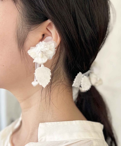 m.soeur（エムスール）の「リーフとスイートピーのピアス（ピアス（両耳用）・レディース・ブラック/ホワイト/グレー・FREE）」の5枚目の写真