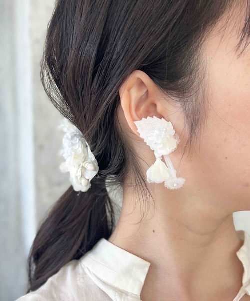 m.soeur（エムスール）の「リーフとスイートピーのピアス（ピアス（両耳用）・レディース・ブラック/ホワイト/グレー・FREE）」の4枚目の写真