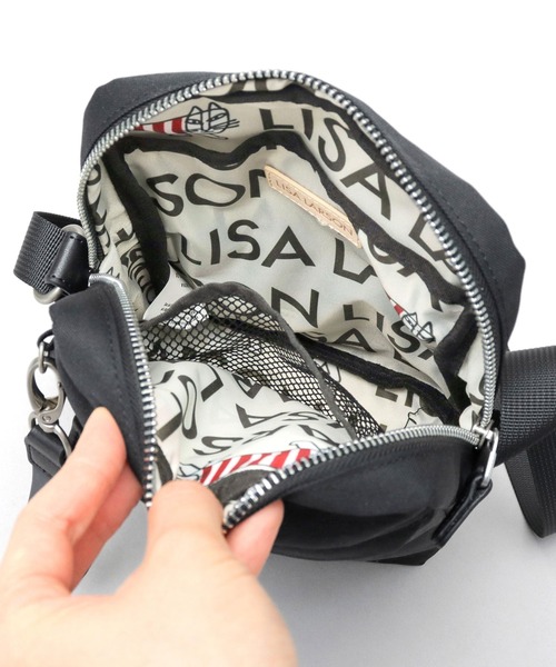 Lisa Larson（リサラーソン）の「エコバッグ付き 撥水加工 リサイクルポリエステル 縦型 ミニショルダーバッグ（ショルダーバッグ・レディース・ブラック・FREE）」の8枚目の写真