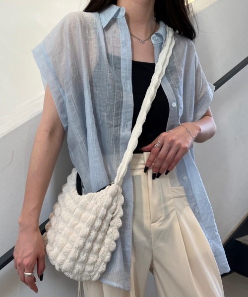 nemne store(ネンネストア)の「《Delfy》ぽこぽこミニショルダーバッグ(ショルダーバッグ・レディース・アイボリー/ブラック・フリー)」の1枚目の写真