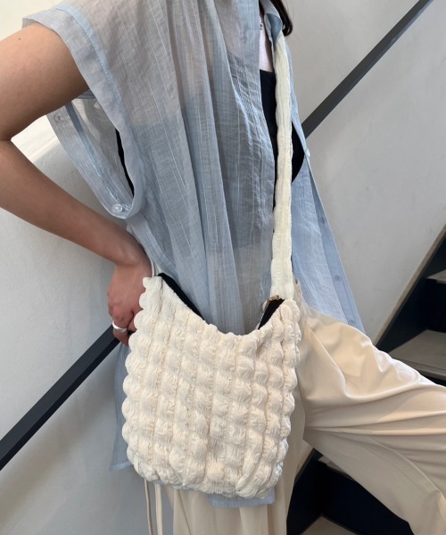 nemne store(ネンネストア)の「《Delfy》ぽこぽこミニショルダーバッグ(ショルダーバッグ・レディース・アイボリー/ブラック・フリー)」の3枚目の写真
