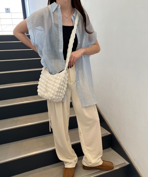 nemne store(ネンネストア)の「《Delfy》ぽこぽこミニショルダーバッグ(ショルダーバッグ・レディース・アイボリー/ブラック・フリー)」の5枚目の写真
