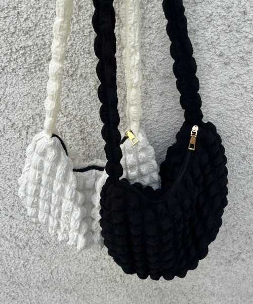nemne store(ネンネストア)の「《Delfy》ぽこぽこミニショルダーバッグ(ショルダーバッグ・レディース・アイボリー/ブラック・フリー)」の15枚目の写真