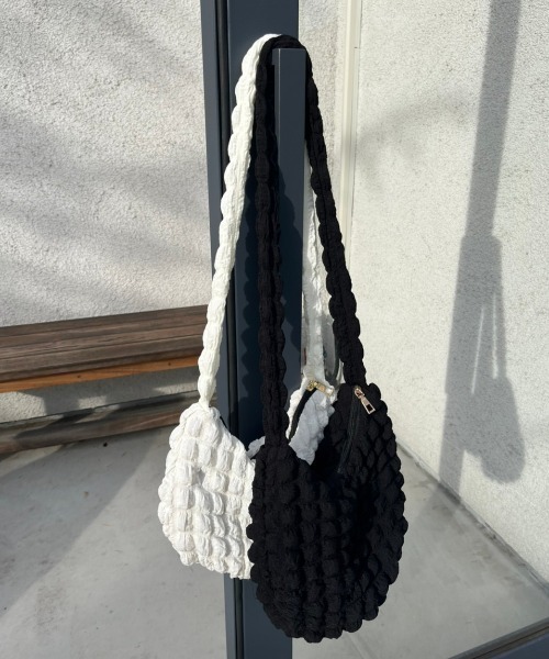 nemne store(ネンネストア)の「《Delfy》ぽこぽこミニショルダーバッグ(ショルダーバッグ・レディース・アイボリー/ブラック・フリー)」の16枚目の写真