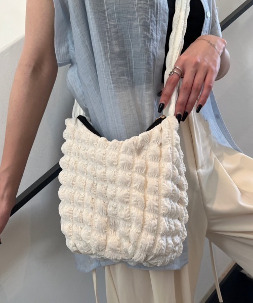 nemne store(ネンネストア)の「《Delfy》ぽこぽこミニショルダーバッグ(ショルダーバッグ・レディース・アイボリー/ブラック・フリー)」の4枚目の写真