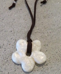 mou（モウ）の「ホワイトフラワーポイントネックレス（ネックレス）」