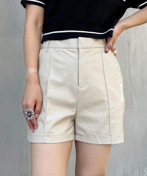 INGNI(イング)の「フェイクレザーショート/パンツ(その他パンツ・レディース・アイボリー/ブラック/ブラック系その他・FREE)」の2枚目の写真