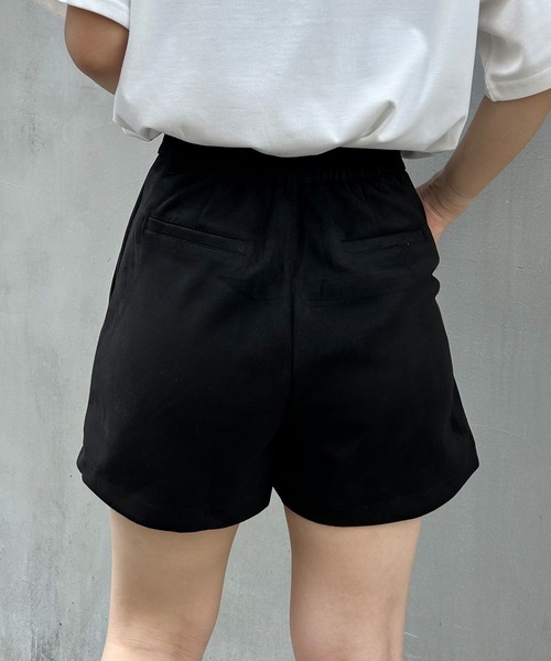 INGNI(イング)の「フェイクレザーショート/パンツ(その他パンツ・レディース・アイボリー/ブラック/ブラック系その他・FREE)」の8枚目の写真