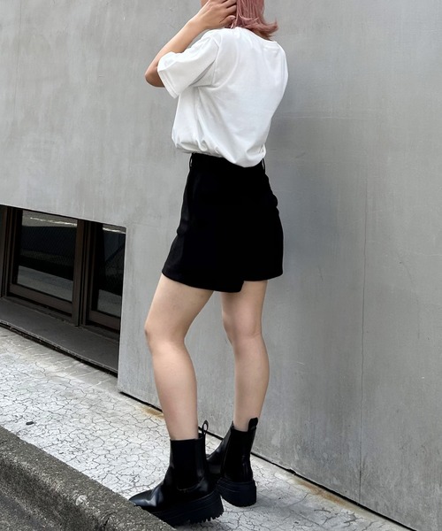INGNI(イング)の「フェイクレザーショート/パンツ(その他パンツ・レディース・アイボリー/ブラック/ブラック系その他・FREE)」の5枚目の写真
